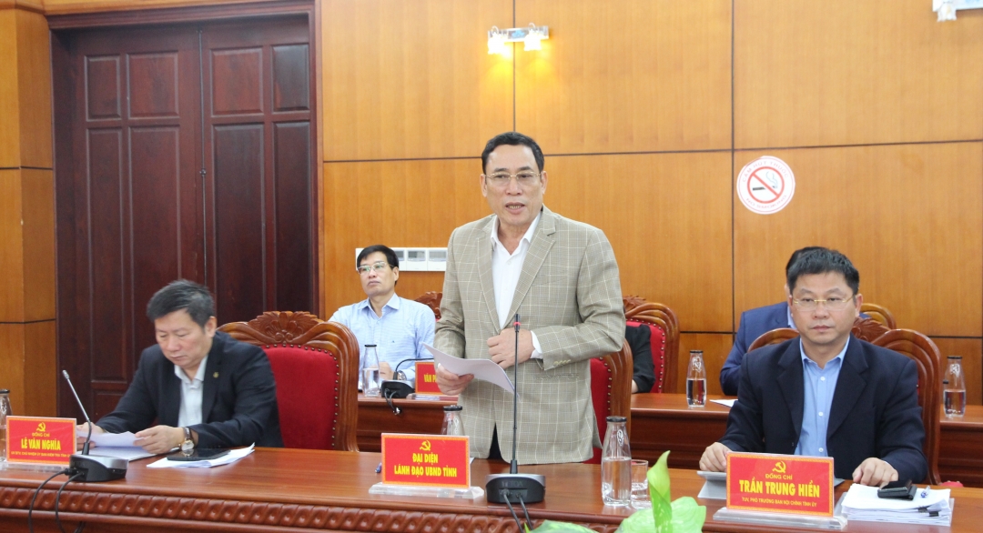Phó Chủ tịch UBND tỉnh Võ Văn Cảnh đóng góp ý kiến tại hội nghị.