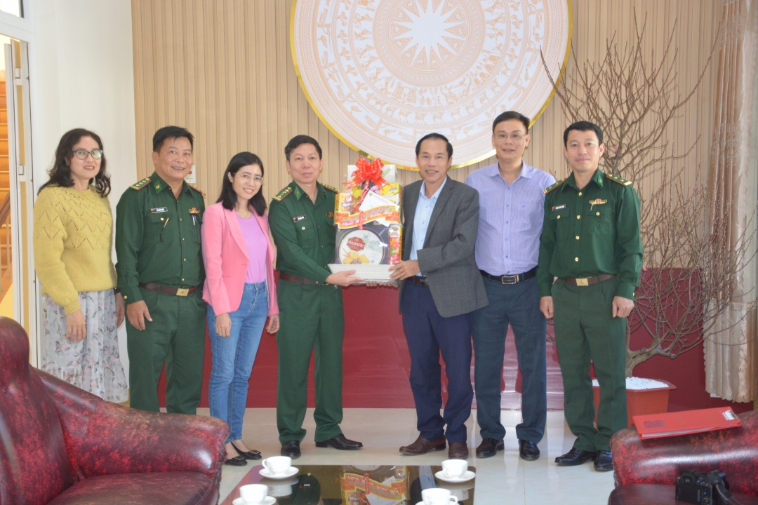 Đảng ủy, Bộ Chỉ huy Bộ đội biên phòng chúc Tết Báo Đắk Lắk.