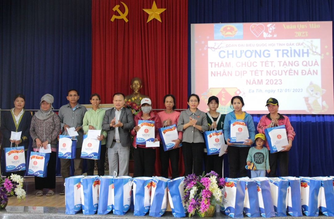Phó Trưởng đoàn chuyên trách, phụ trách Đoàn ĐBQH tỉnh Lê Thị Thanh Xuân tặng quà các hộ dân ở xã Ea Tih...