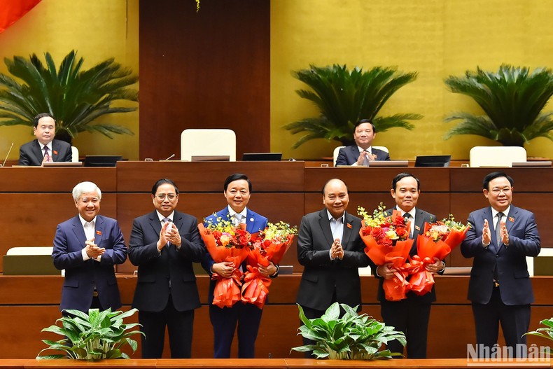 Các đồng chí lãnh đạo Đảng, Nhà nước tặng hoa chúc mừng các ông Trần Hồng Hà và Trần Lưu Quang. 