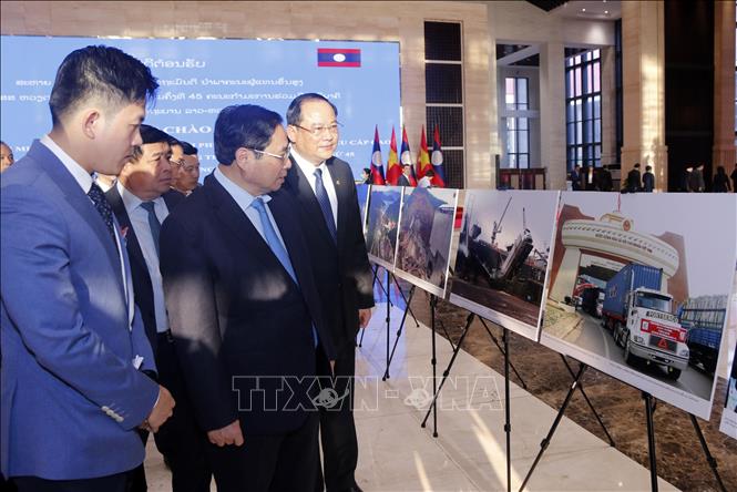 Thủ tướng Phạm Minh Chính và Thủ tướng Lào Sonexay Siphandone tham quan Trưng bày ảnh. Ảnh: Phạm Kiên/TTXVN