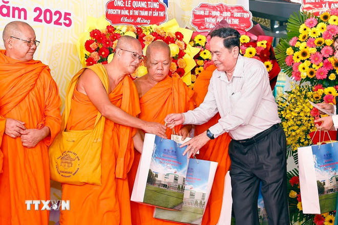 Chủ tịch Quốc hội Trần Thanh Mẫn tặng quà đại biểu tại Chùa Tum Núp trong Ngày hội đại đoàn kết toàn dân tộc tại Cần Thơ. Ảnh: TTXVN