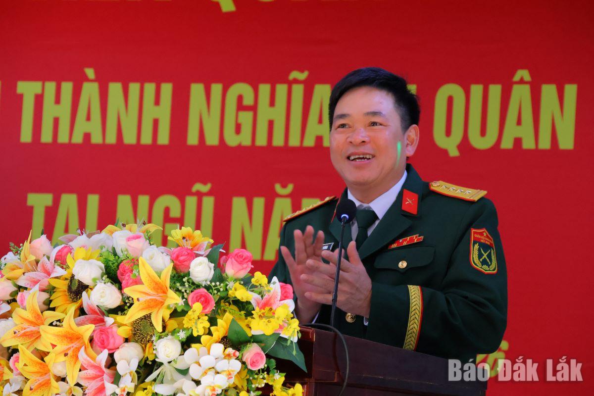 Đại tá Đinh Văn Hưng, Tỉnh ủy viên, Chính ủy Bộ Chỉ huy Quân sự tỉnh chúc mừng các quân nhân đã hoàn thành tốt mọi nhiệm vụ.