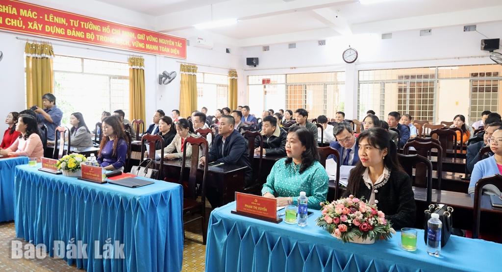 Các đại biểu tham dự buổi lễ.