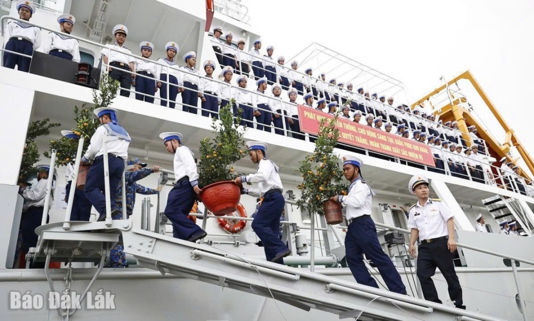 Những chuyến tàu rời cảng mang quà Tết ra đảo.