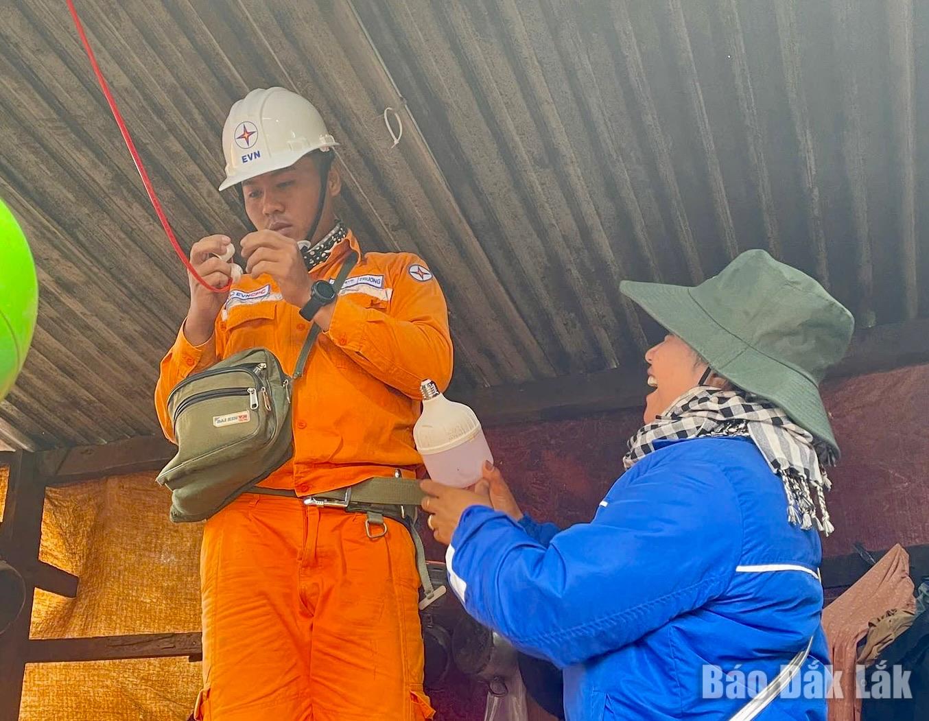 Cuor Dang commune Youth Union with the Cu M’gar Power Management Team repairing electrical systems for poor households in Gram B village.