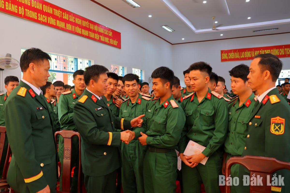 Đại tá Đinh Văn Hưng cùng lãnh đạo các đơn vị thăm hỏi, chuyện trò cùng các quân nhân xuất ngũ.