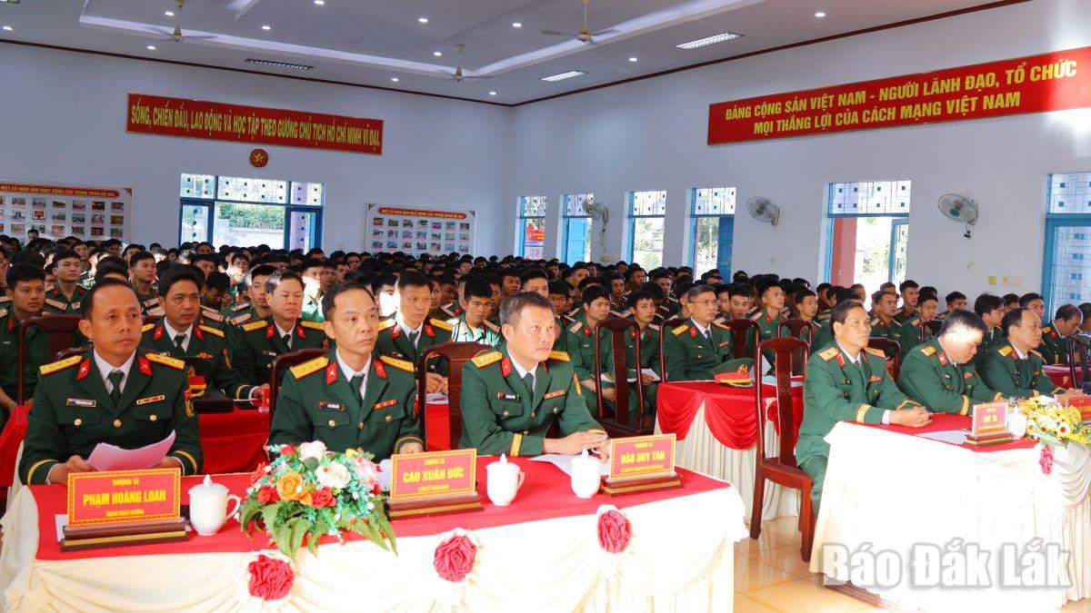 Các đại biểu tham dự lễ tiễn quân nhân xuất ngũ trở về địa phương.