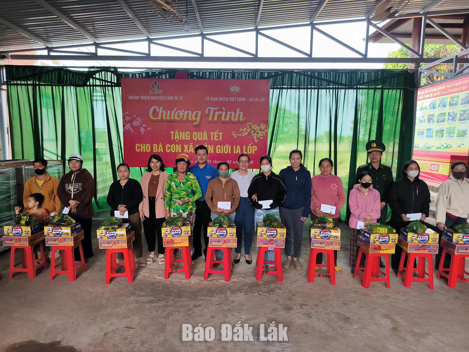 Ban tổ chức tặng quà tết cho người dân