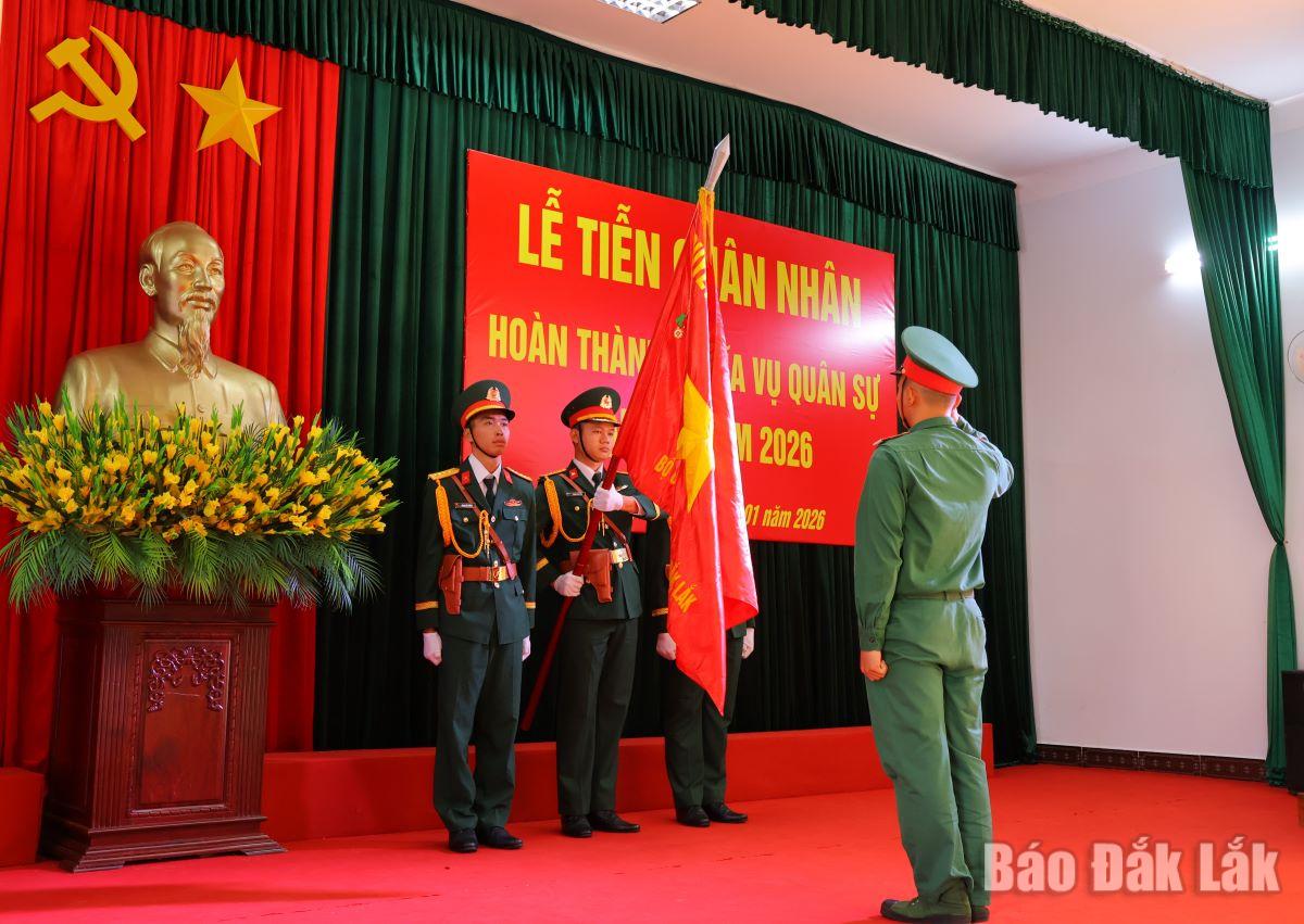 Quân nhân thực hiên nghi thức hôn quân kỳ.