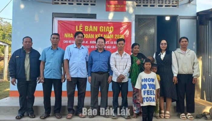 Xã Đắk Liêng bàn giao nhà đại đoàn kết cho gia đình chính sách