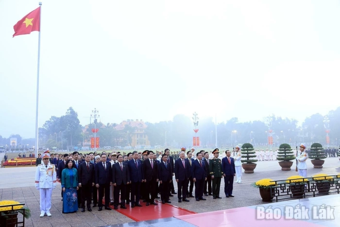 Các đại biểu dự Đại hội XIV đặt vòng hoa, viếng Chủ tịch Hồ Chí Minh