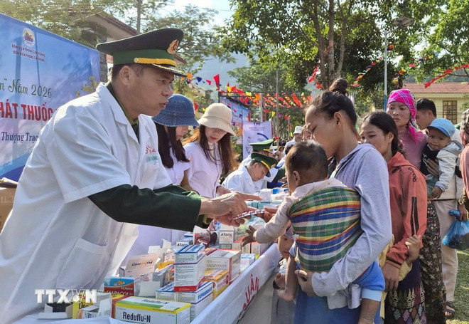 Hoạt động khám bệnh, tư vấn sức khỏe, cấp phát thuốc miễn phí cho người dân. Ảnh: TTXVN 