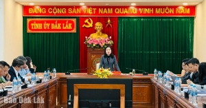 Trưởng Ban Tuyên giáo và Dân vận Tỉnh ủy Đinh Thị Thu Thanh kiểm tra công tác bầu cử tại 12 xã, phường