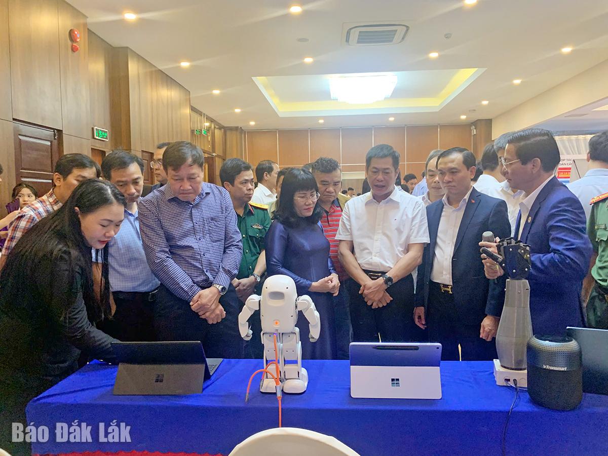 Science and technology enterprises introducing digital technology products to provincial leaders, departments, and delegates