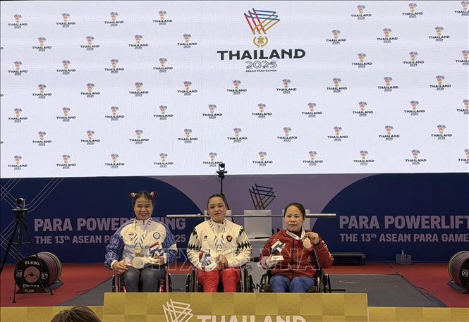 Đô cử Nguyễn Thị Thanh Thúy giành HCĐ hạng cân nữ 61kg với thành tích nâng 85kg. Ảnh: TTXVN phát