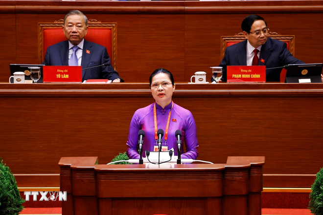 Đồng chí Hà Thị Nga tham luận về vấn đề “Phát huy sức mạnh đoàn kết toàn dân tộc – nền tảng, động lực quan trọng thực hiện thắng lợi các mục tiêu phát triển đất nước trong kỷ nguyên mới”. Ảnh: TTXVN