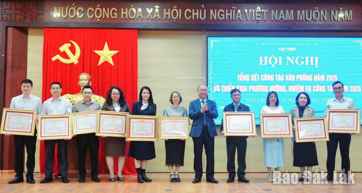 Phó Chủ tịch UBND tỉnh Trương Công Thái đã trao tặng Bằng khen của Thủ tướng Chính phủ cho tập thể Phòng Công nghiệp (nay là Phòng Công nghiệp và Xây dựng) và 10 cá nhân đã có thành tích trong công tác, góp phần vào sự nghiệp xây dựng chủ nghĩa xã hội và bảo vệ Tổ quốc;