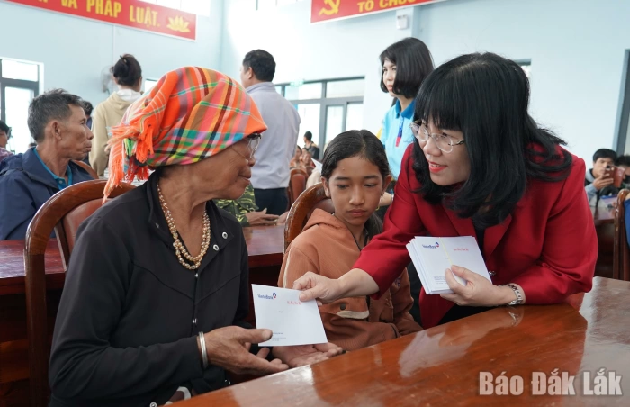 Phó Chủ tịch Thường trực UBND tỉnh Hồ Thị Nguyên Thảo tặng quà Tết tại các địa phương