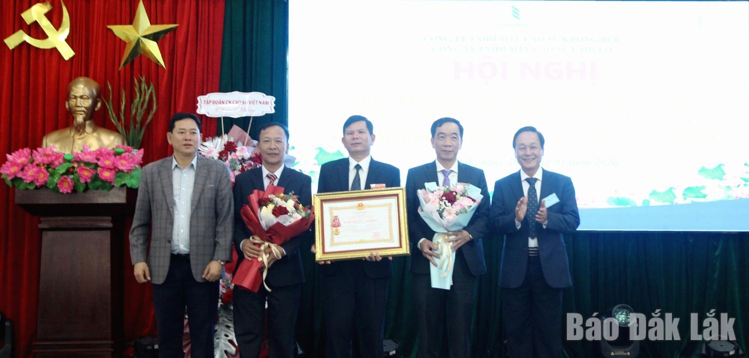 Thừa ủy quyền của Chủ tịch nước, lãnh đạo Tập đoàn Công nghiệp Cao su Việt Nam và xã Krông Năng trao Huân chương Lao động hạng Nhất tặng Công ty TNHH MTV Cao su Ea H’leo. 