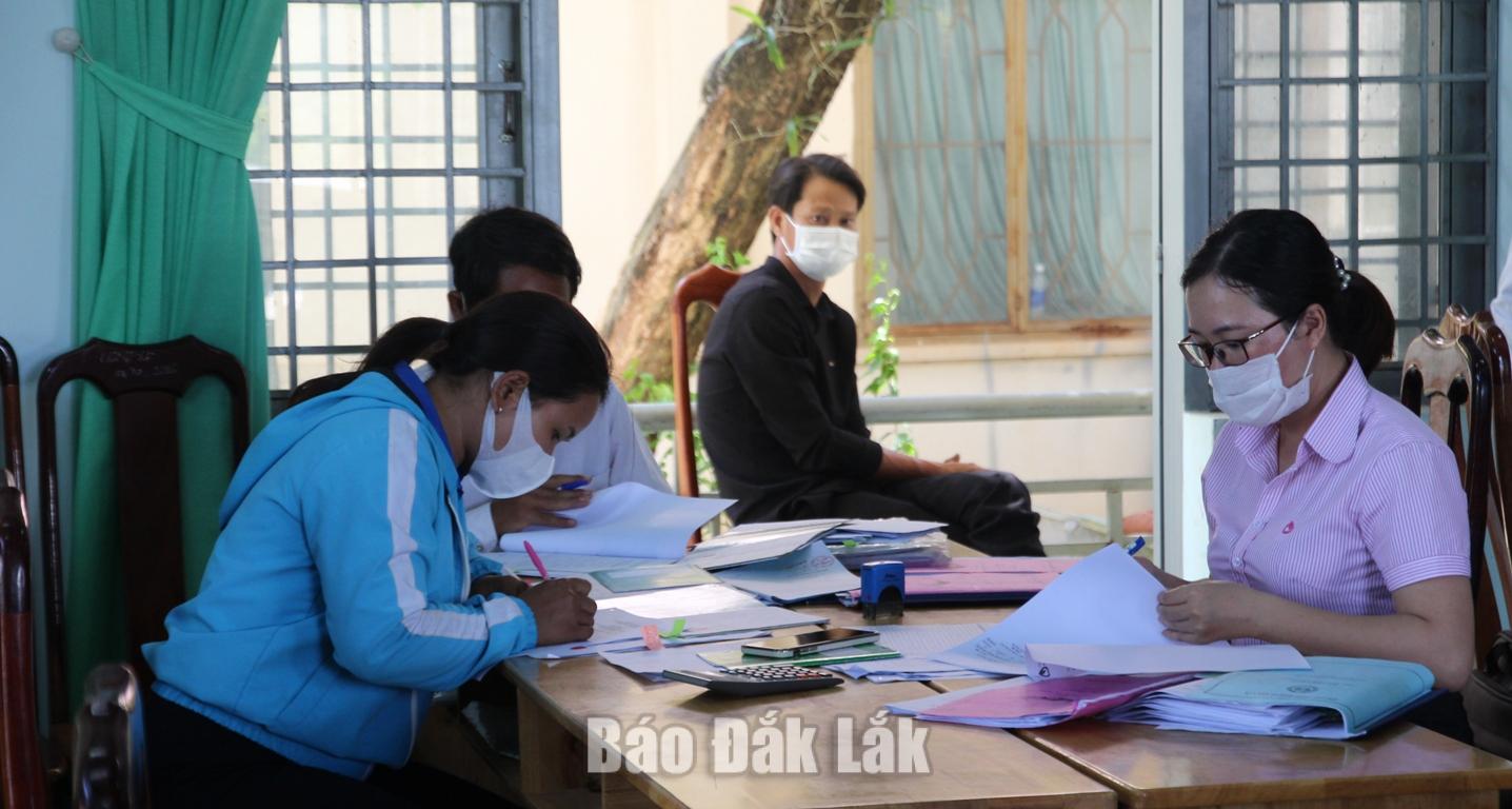 Cán bộ Phòng giao dịch Ngân hàng Chính sách xã hội Lắk giải ngân nguồn vốn cho người dân xã Đắk Liêng.