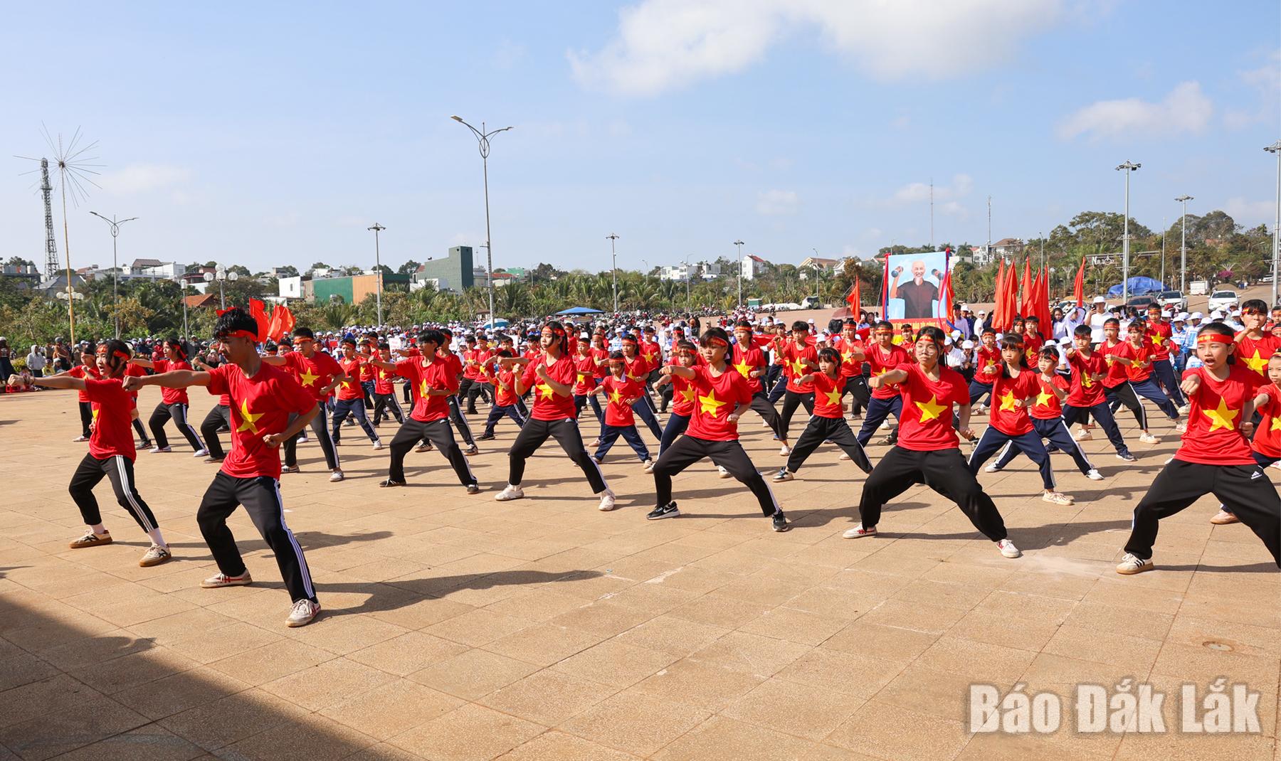 Đồng diễn Võ cổ truyền Việt Nam tại lễ khai mạc.