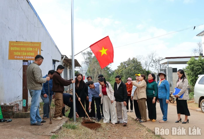 Xã Ea Knuếc: Ra mắt công trình đường đèn năng lượng mặt trời và đường cờ thôn Tân Đông
