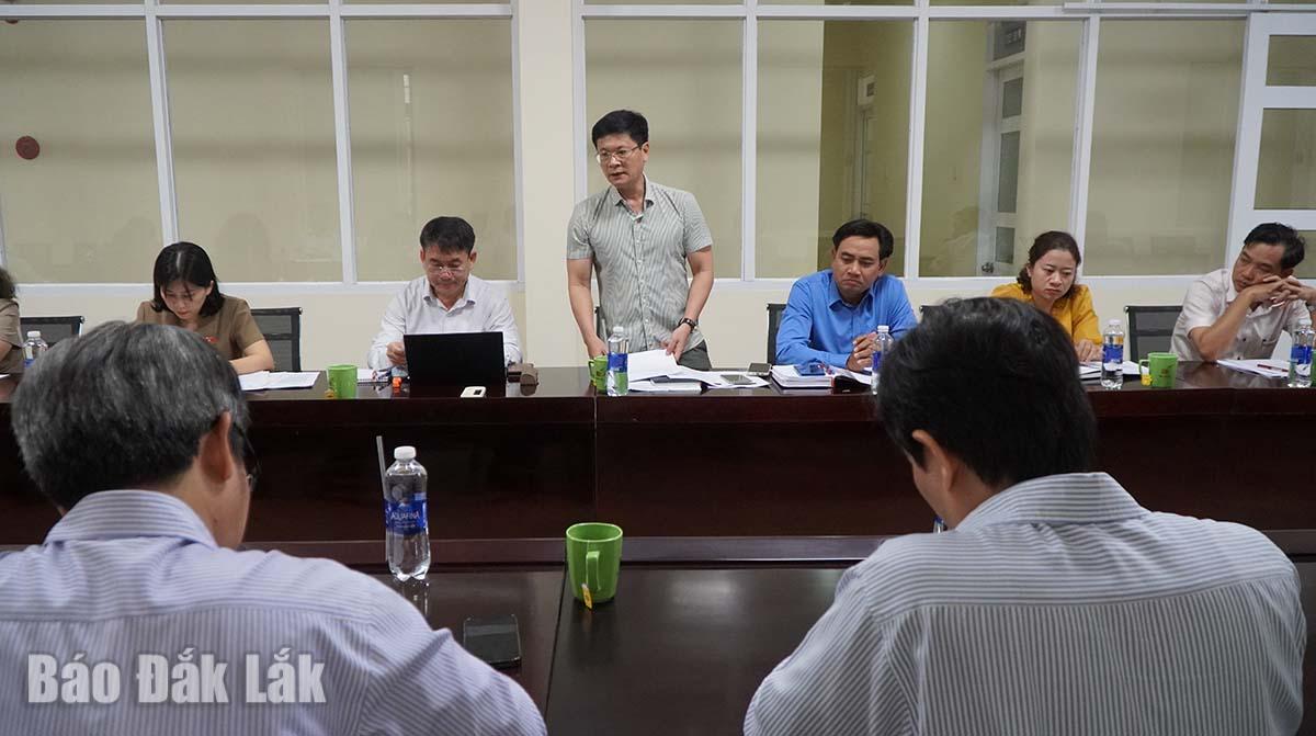 Thành viên Đoàn ĐBQH tỉnh trao đổi thông tin và đưa ra giải pháp cho những khó khăn hiện nay của doanh nghiệp mía đường. 