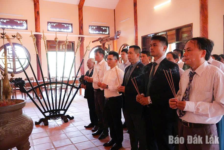 Các đại biểu dâng hương tại Đền thờ Lương Văn Chánh.