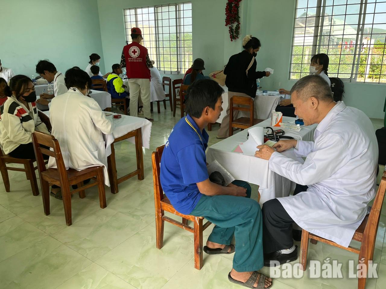 Khám bệnh nhân đạo, tư vấn sức khỏe và cấp thuốc miễn phí cho người dân xã Phú Mỡ