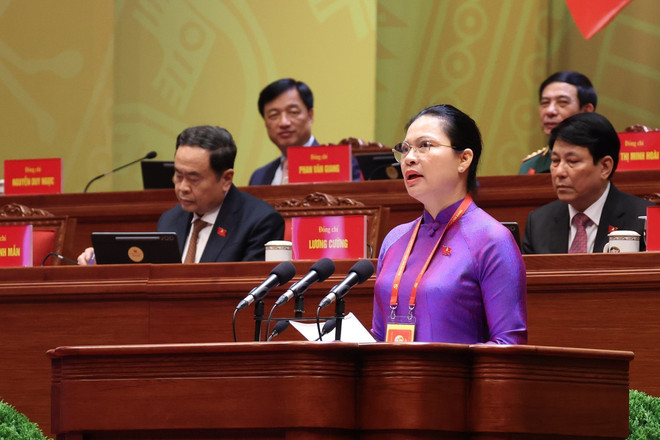 Ha Thi Nga, Standing Deputy Secretary of the Party Committee of the Vietnam Fatherland Front (VFF) and central mass organisations, speaks at the 14th National Party Congress on January 21 morning. Photo: VNA