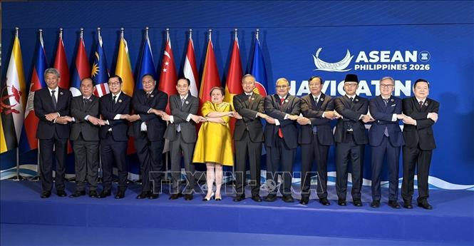 Bộ trưởng Ngoại giao Lê Hoài Trung chụp ảnh chung với Bộ trưởng Ngoại giao các nước ASEAN trước Hội nghị AMM Retreat tại Cebu, Philippines. Ảnh: Việt Dũng/Pv TTXVN tại Philippines