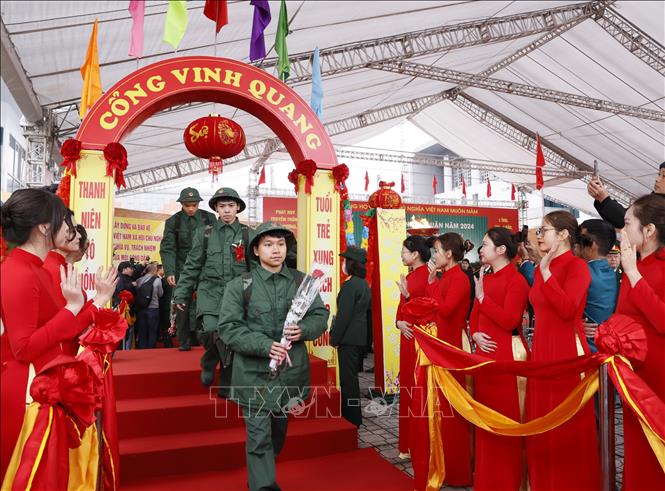 Thanh niên Thủ đô hăng hái lên đường nhập ngũ. Ảnh tư liệu: Văn Điệp/TTXVN