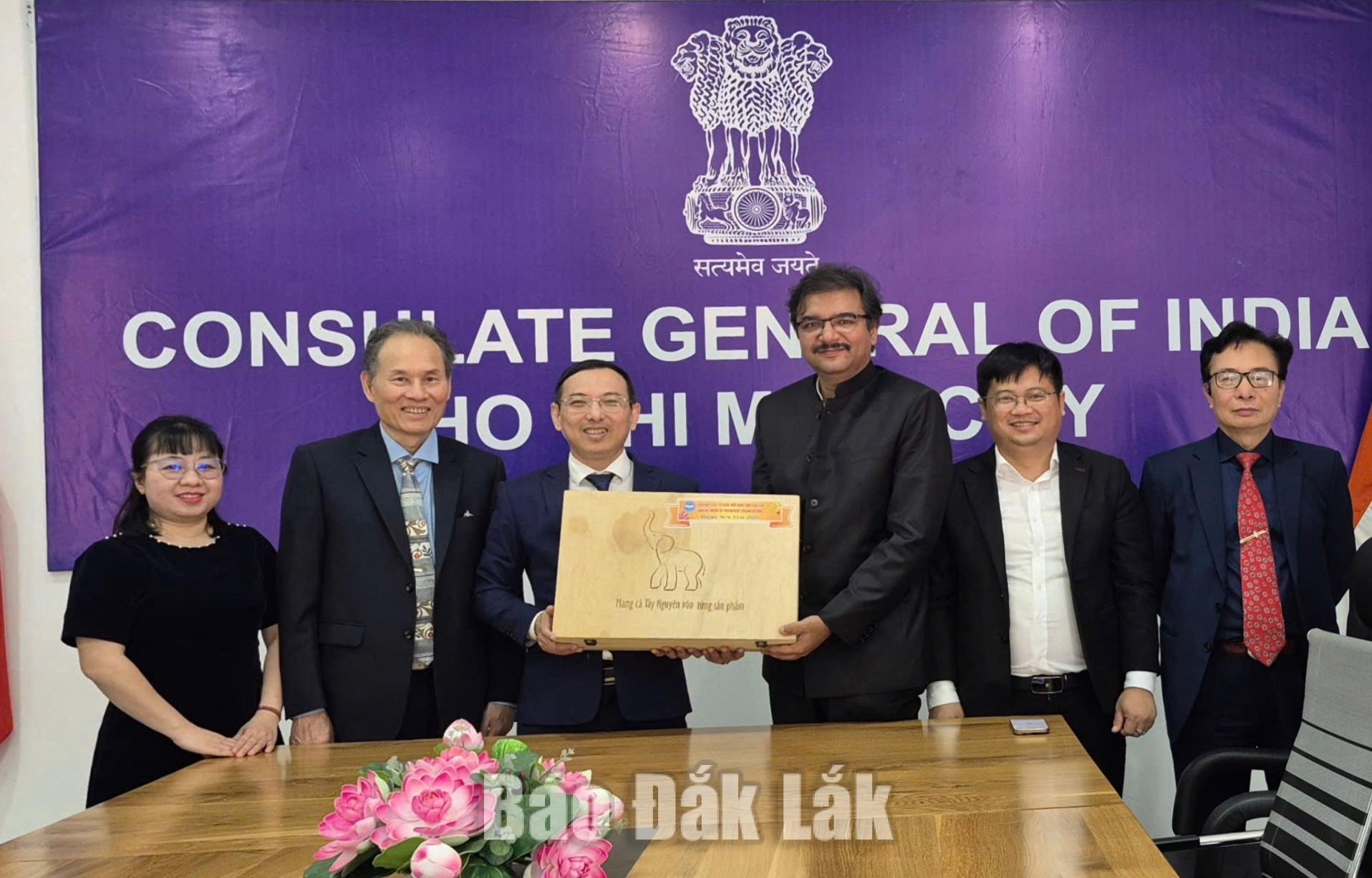 Liên hiệp các tổ chức hữu nghị tỉnh quà đặc sản địa phương đến ngài Tổng lãnh sự.