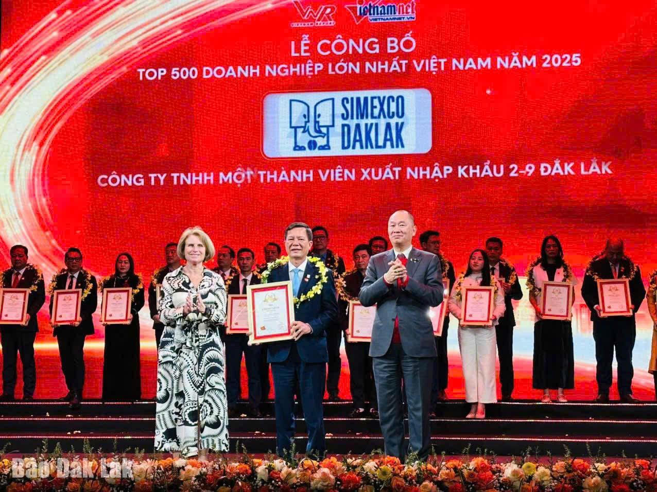 A representative of Simexco Dakkak is honored among the Top 500 Largest Enterprises in Vietnam 2025.