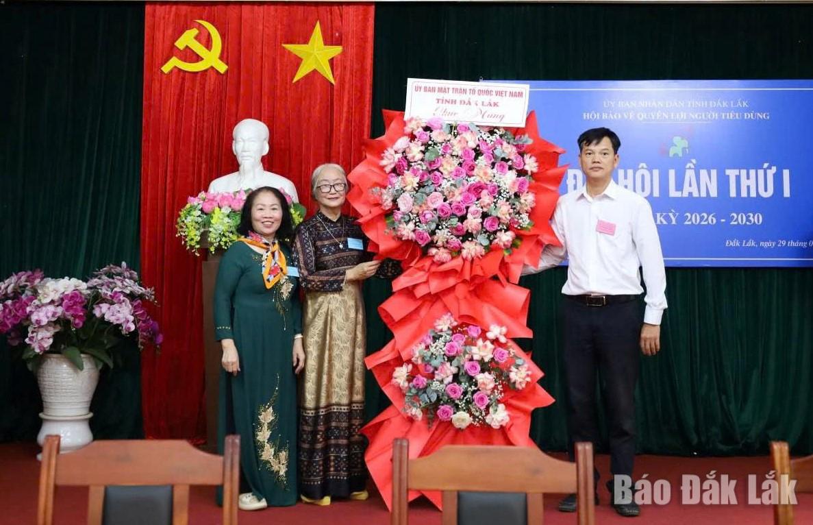 Đại diện Ủy ban MTTQ Việt Nam tỉnh tặng hoa chúc mừng đại hội.