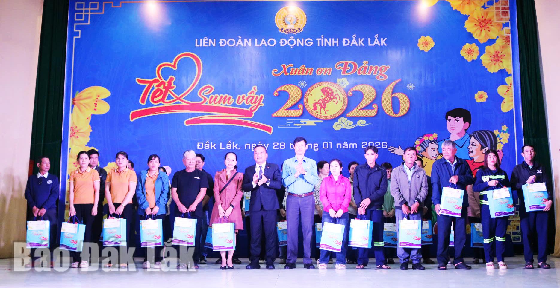 Các đồng chí lãnh đạo tỉnh, Liên đoàn lao động tỉnh trao quà cho các công nhân.