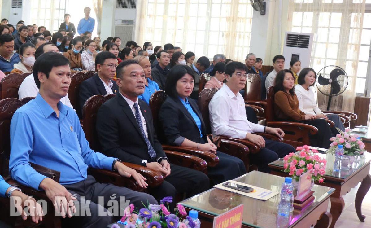 Đại biểu tham dự chương trình.