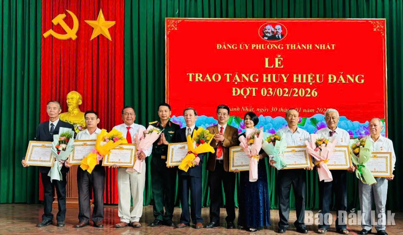 Các đảng viên nhận Huy hiệu Đảng đợt 3/2/2026.