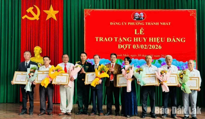 Phường Thành Nhất trao Huy hiệu Đảng đợt 3/2/2026 cho 18 đảng viên