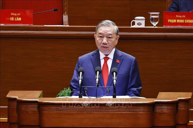 Party General Secretary To Lam presents the 13th Party Central Committees report on the documents submitted to the 14th National Congress. Photo: VNA