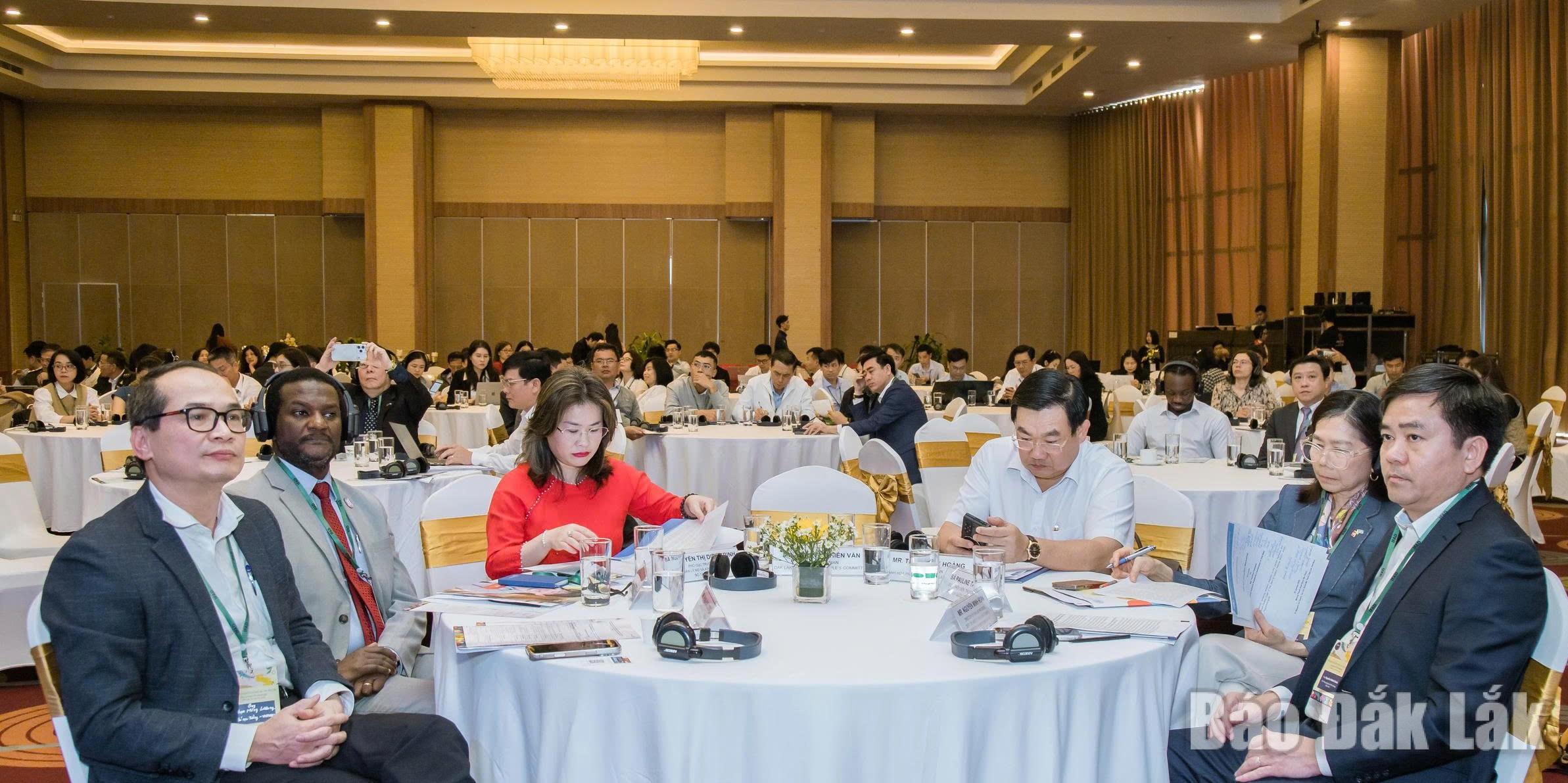 Các đại biểu tham dự hội nghị.