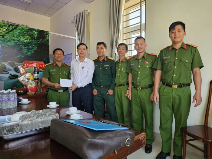 Thường trực Đảng ủy xã Ea Rốk thăm, chúc mừng các cơ quan, đơn vị, người có uy tín nhân dịp Đại hội XIV của Đảng