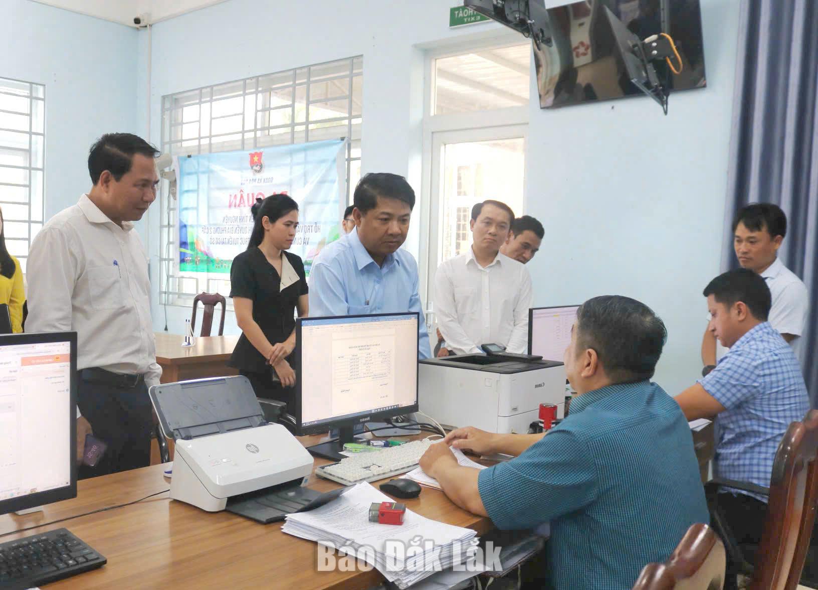 Bí thư Tỉnh ủy Đắk Lắk Lương Nguyễn Minh Triết kiểm tra tại Trung tâm phục vụ hành chính công xã Hòa Phú