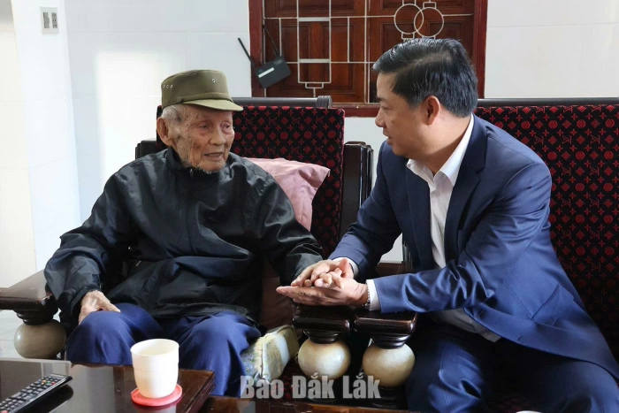 Bí thư Tỉnh ủy Đắk Lắk thăm, chúc tết gia đình người có công và người cao tuổi