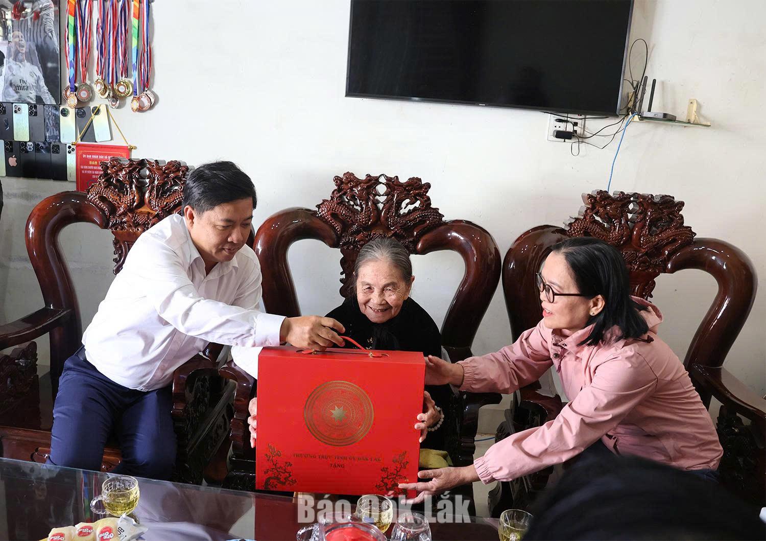Lãnh đạo tỉnh Đắk Lắk tặng quà tết cho cụ Trần Thị Bốn