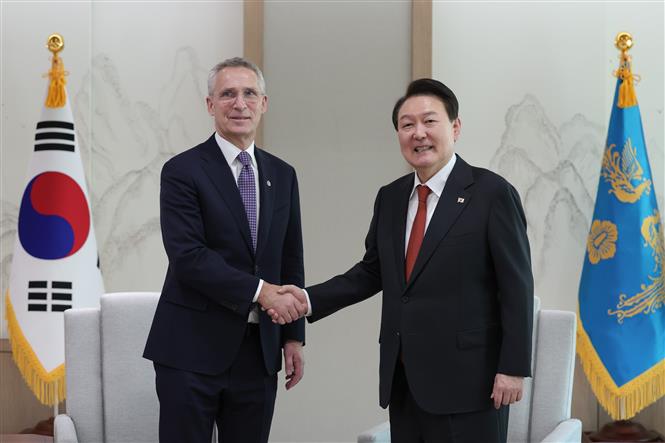 Tổng thống Hàn Quốc Yoon Suk-yeol (phải) trong cuộc gặp Tổng thư ký Tổ chức Hiệp ước Bắc Đại Tây Dương (NATO) Jens Stoltenberg tại Seoul ngày 30/1. Ảnh: YONHAP/TTXVN