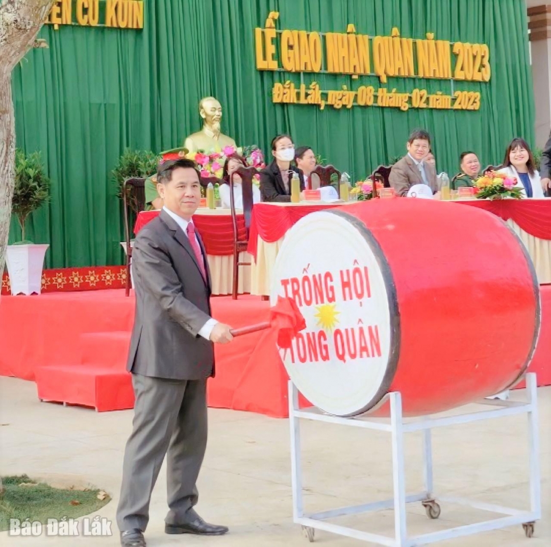 Phó Bí thư Huyện ủy, Chủ tịch UBND huyện, Chủ tịch Hội đồng NVQS huyện Cư Kuin Võ Tấn Huy đánh trống tòng quân.
