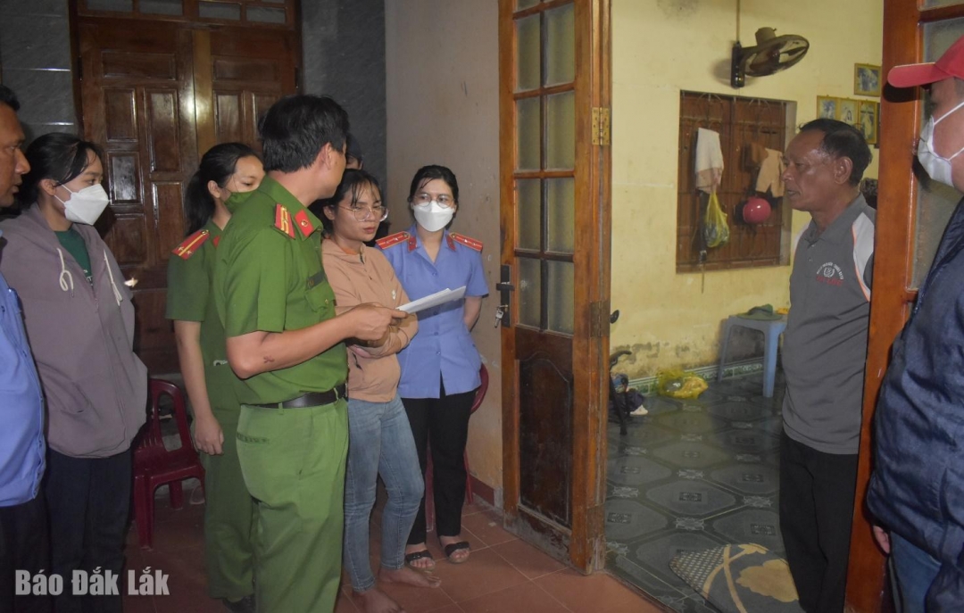 Cơ quan Cảnh sát điều tra (Công an huyện Lắk) tiến hành khám xét nơi ở của bị can.