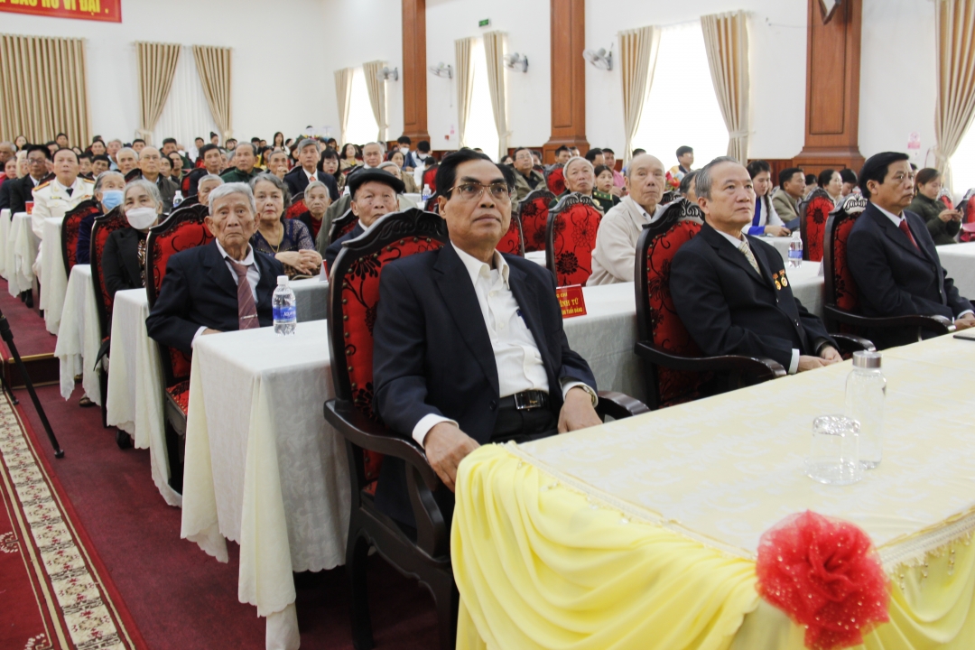 Các đại biểu theo dõi nội dung sinh hoạt chính trị nhân dịp kỷ niệm 93 năm ngày thành lập Đảng Cộng sản Việt Nam.